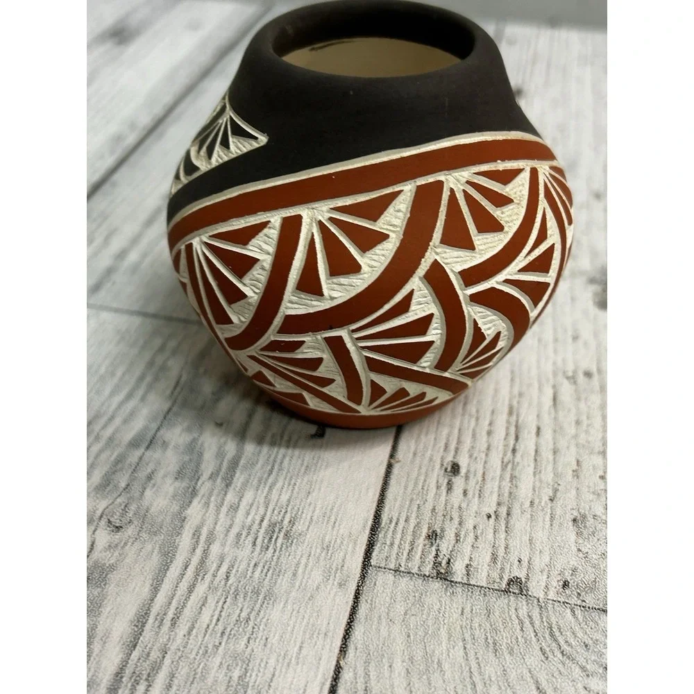 DM Pasquale Laguna Acoma Signed Pottery‎ Vase Bear. New Mexico 3.5